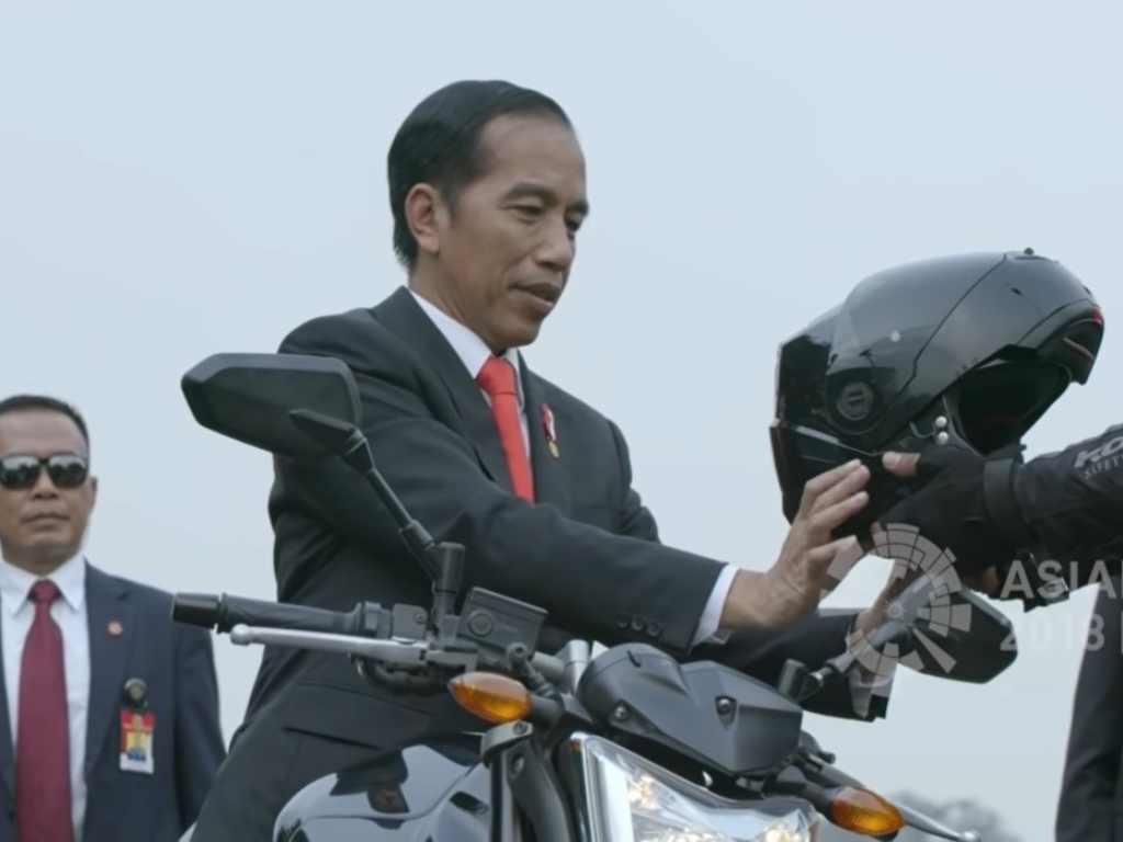 Jokowi Naik Motor