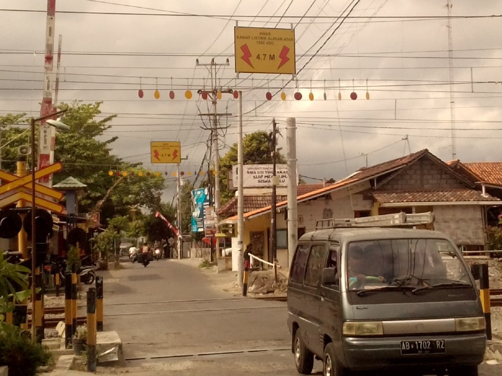 Kawat jaringan Listrik Aliran Atas (LAA) di Yogyakarta