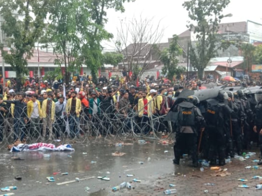 Demo ricuh di Padang