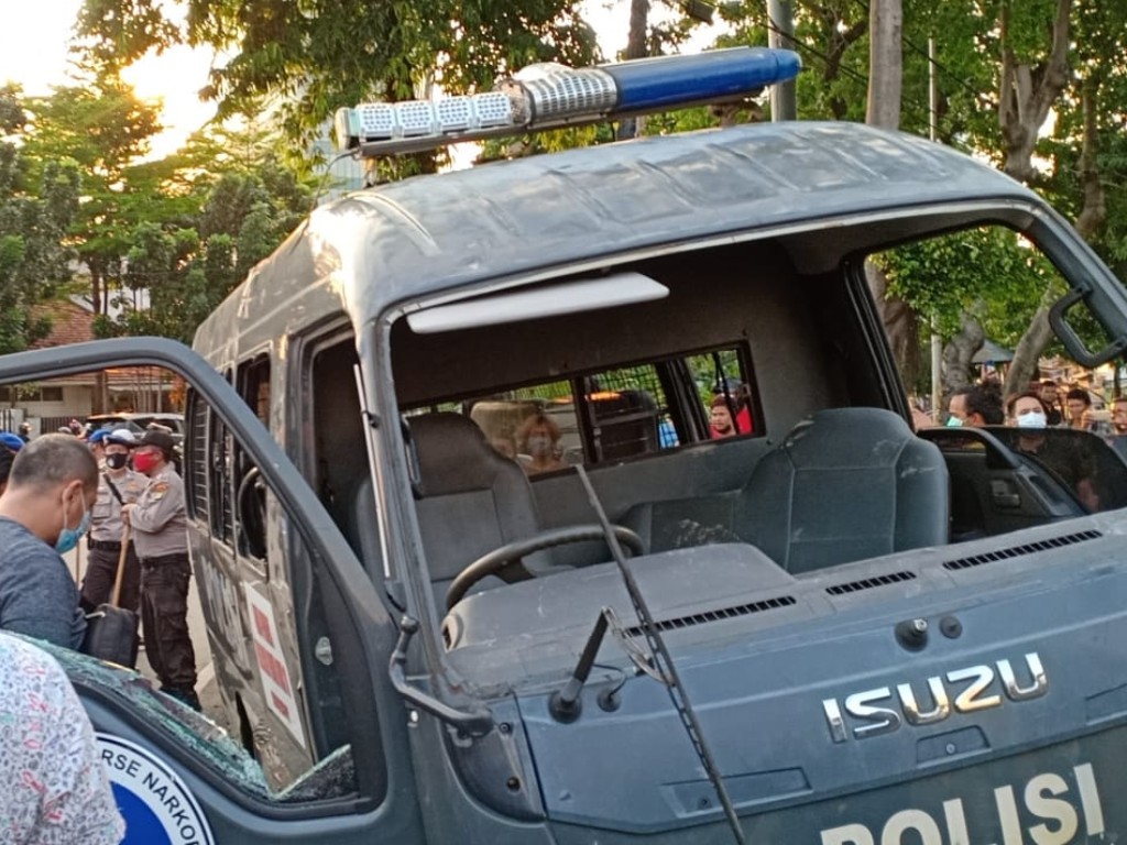 Mobil Polisi Dirusak