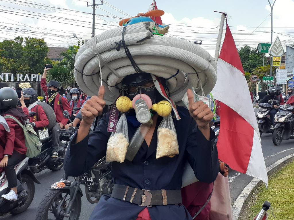 Badut Demo Omnibus Law di Yogyakarta