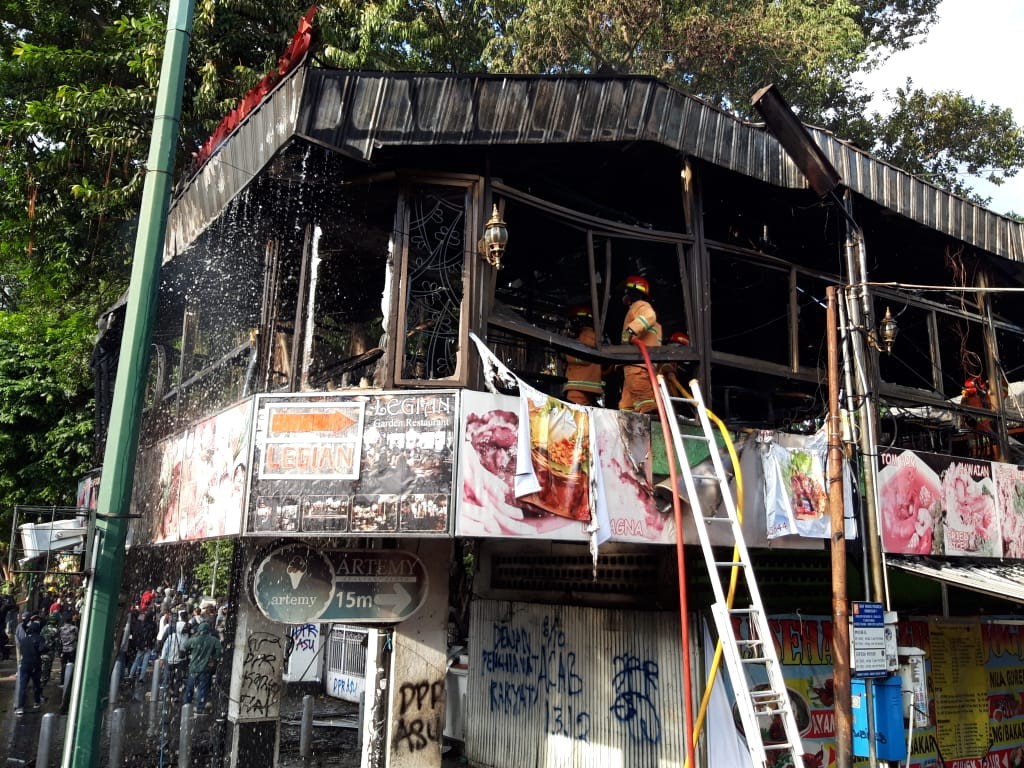 Rumah Makan Dibakar