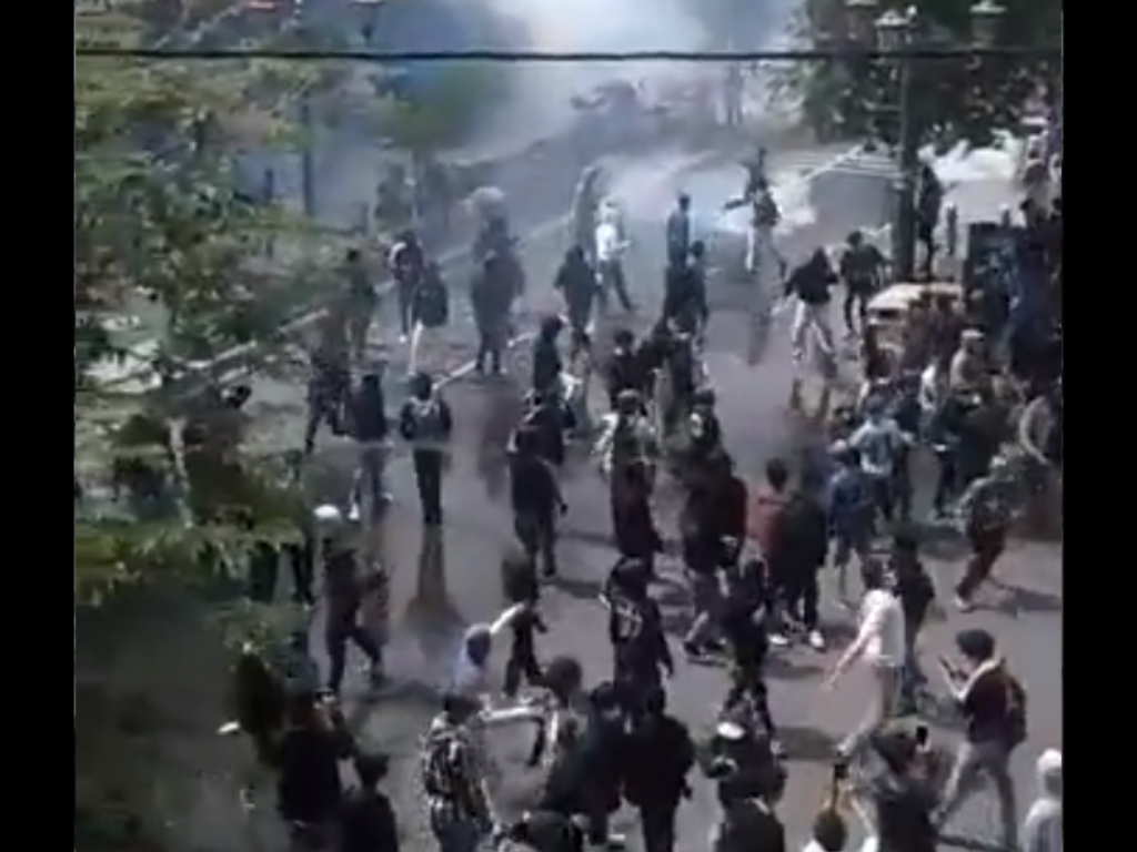 Demo diwarnai aksi kekerasan