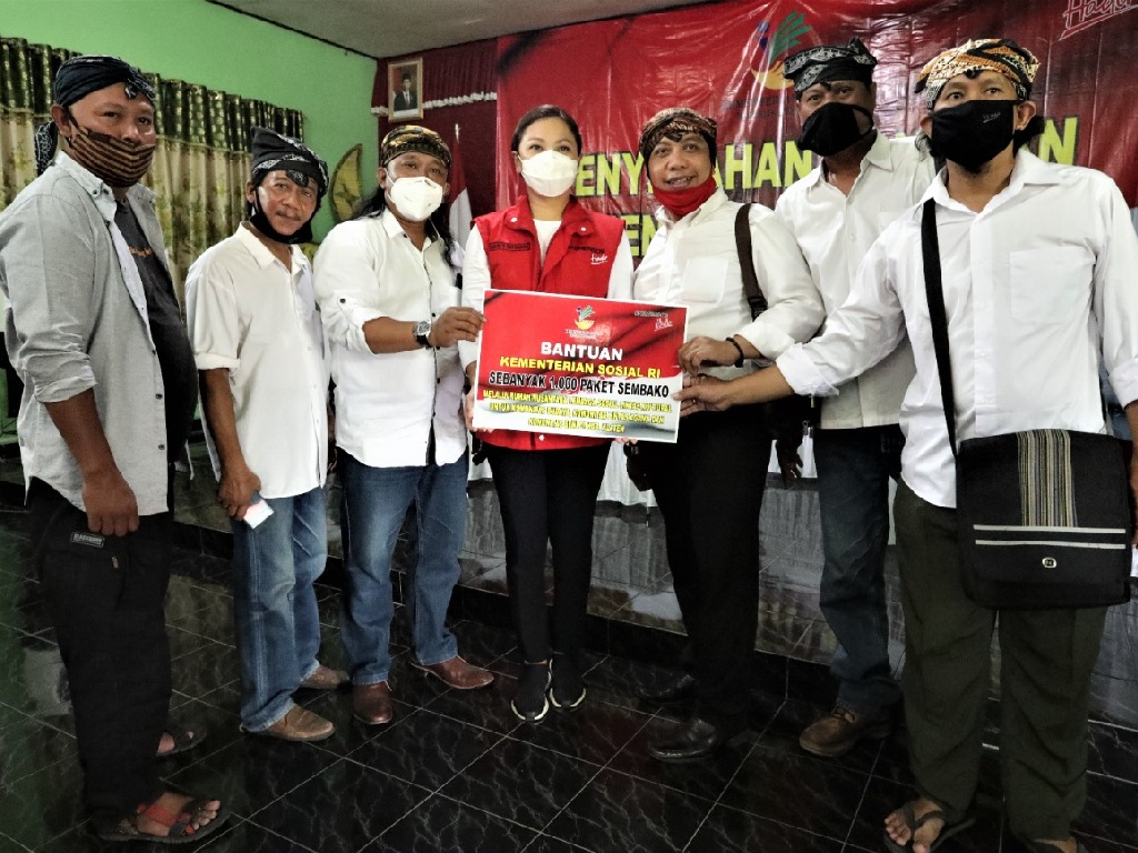 Penyerahan bantuan 1.000 paket sembako