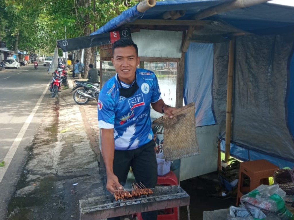 pemain PSCS jualan sate