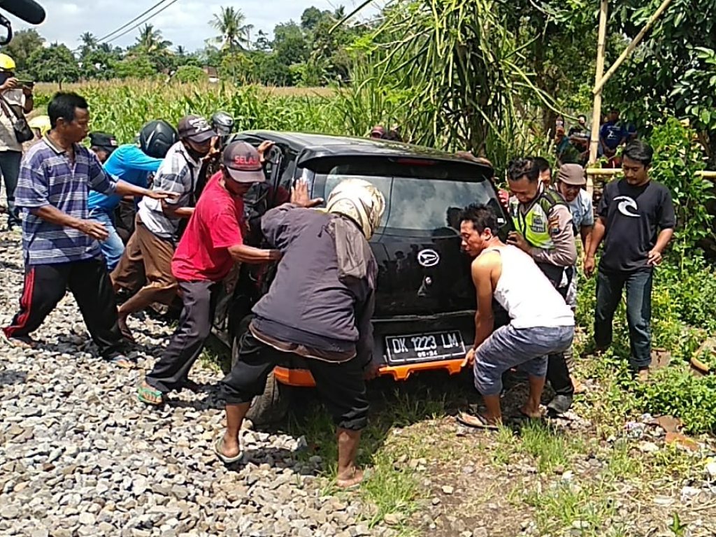 Mobil Tabrak KA