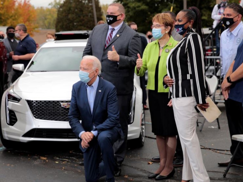 joe biden foto dengan pendukung