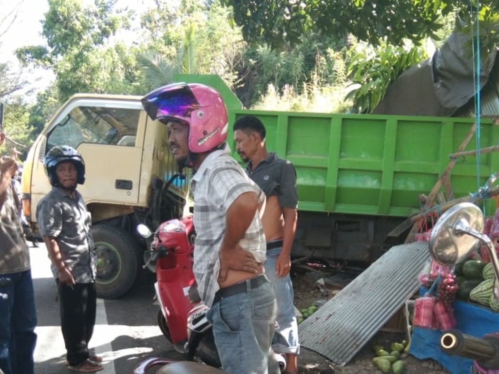 Dump Truck Tabrak Kios di Bulukumba