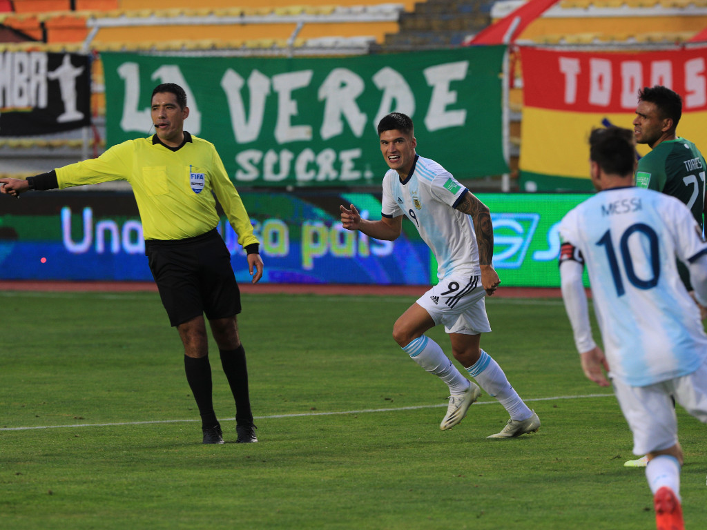 Argentina rayakan gol