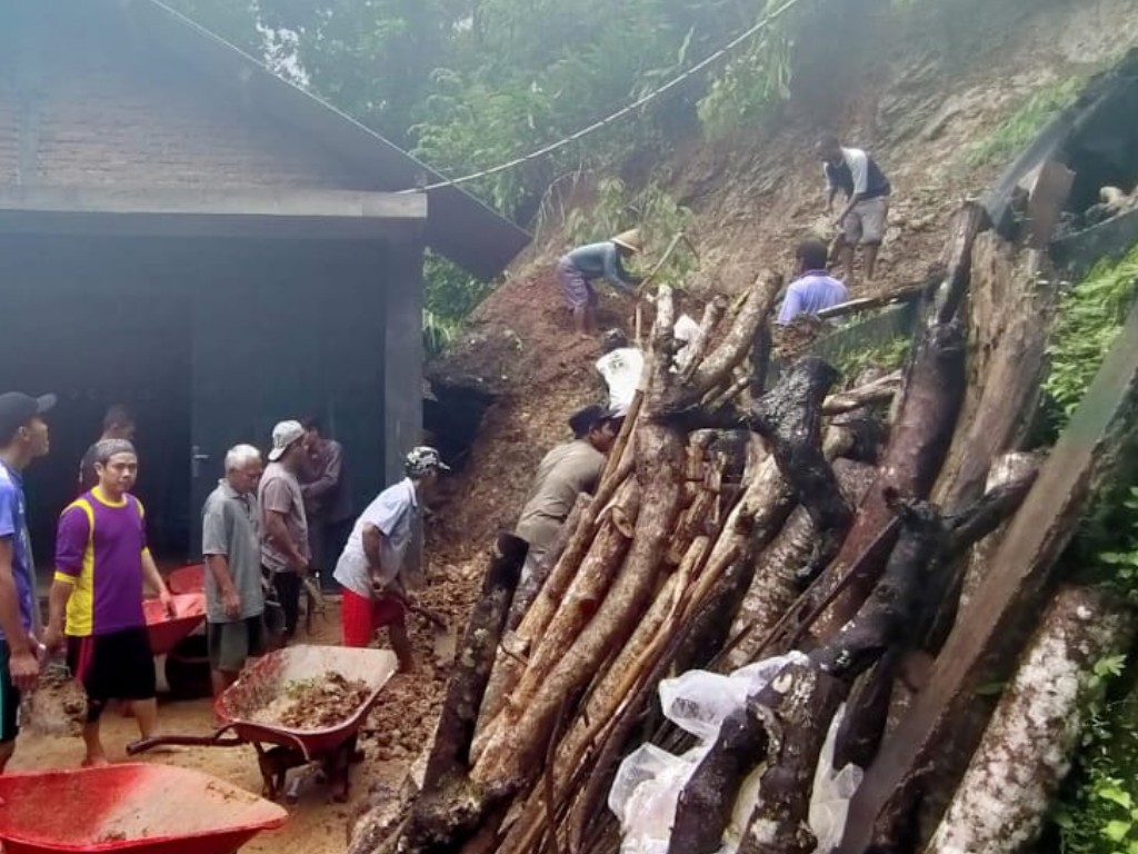 Longsor Kulon Progo
