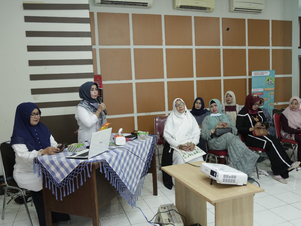 Perempuan Diskusi Politik di Aceh