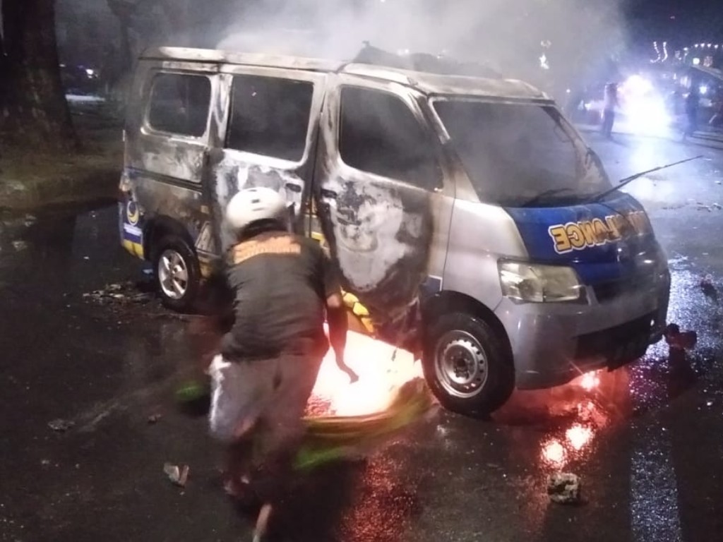 Mobil dibakar