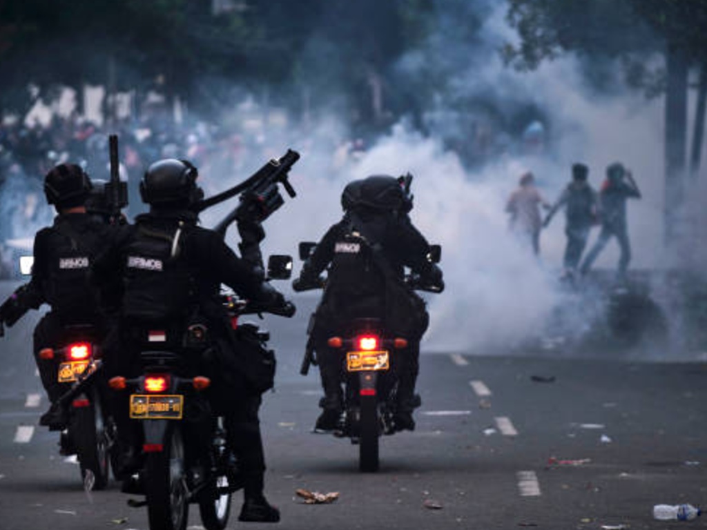 Polisi VS Demonstran