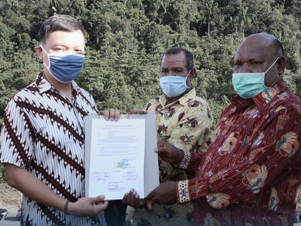 Penyerahan sertifikat tanah adat