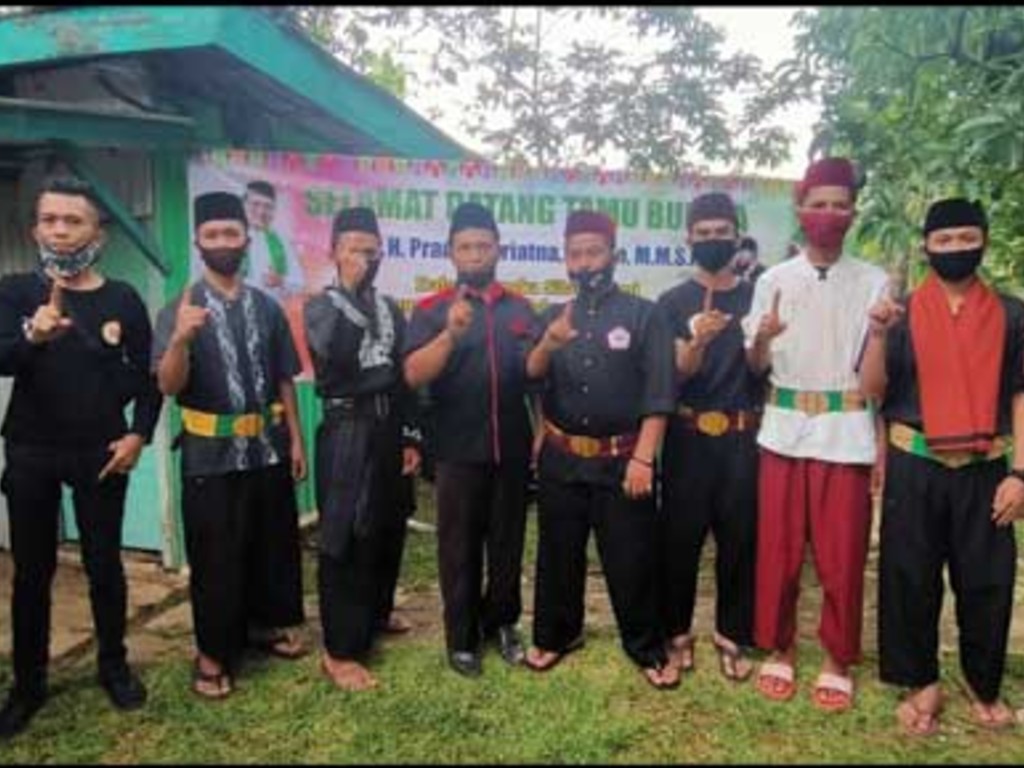 Pencak silat dukung Pradi-Afifah