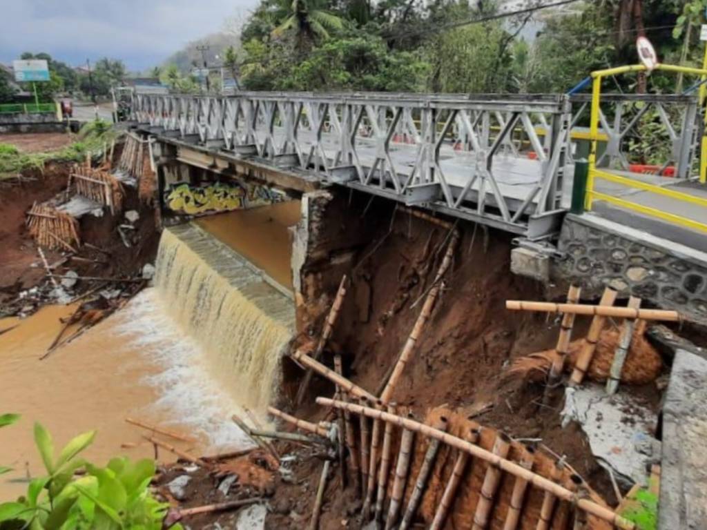 Talud Jembatan di Bantul Ambrol