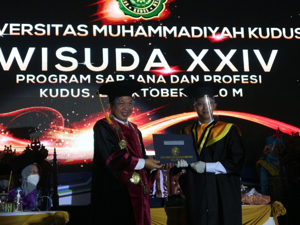 wisuda mahasiswa kudus