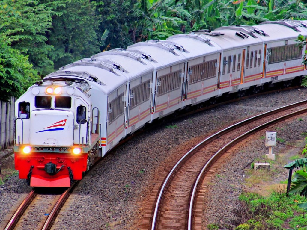 Guru dan Tenaga Kesehatan Sekarang Gratis Naik Kereta Api | Tagar