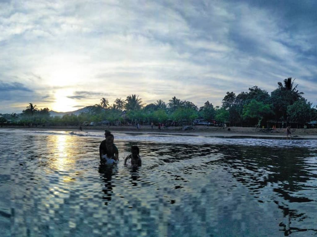 Pantai Pasir Putih Sirih