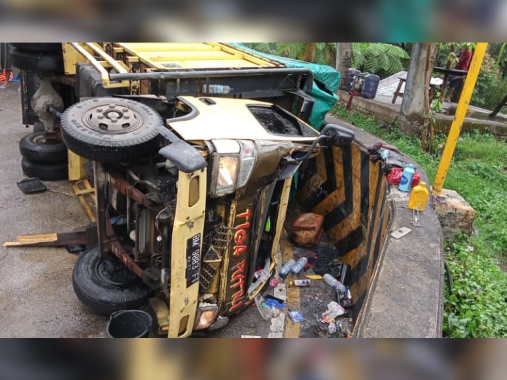 Truk terbalik