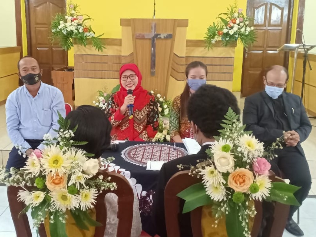 Kacar Kucur di Gereja