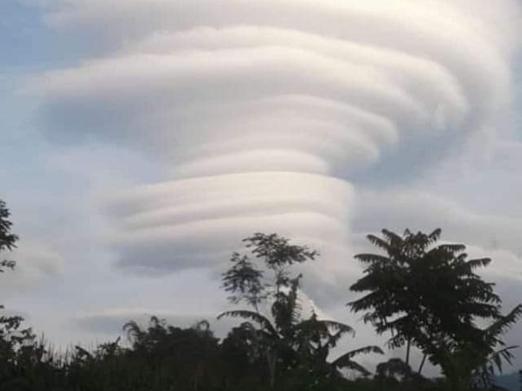 Awan Lentikular di Merbabu