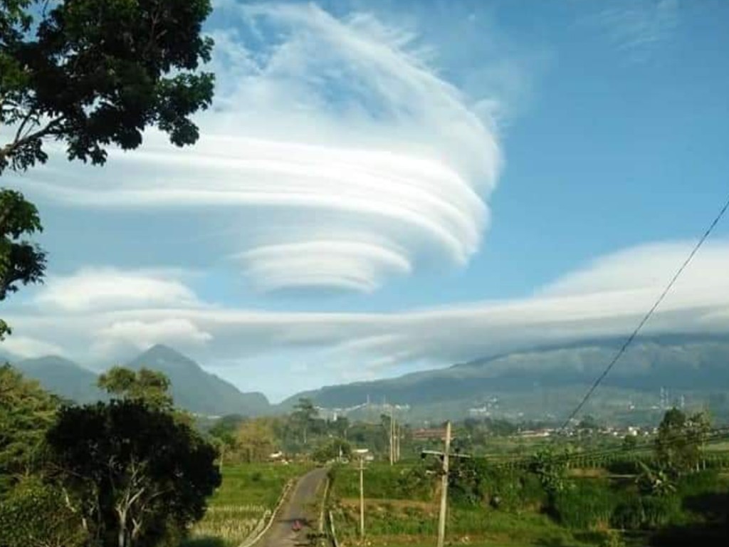 Awan Lentikular di Merapi