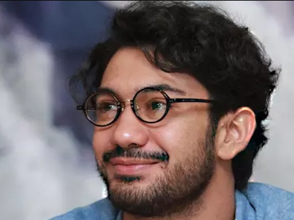 Aktor berewok Reza Rahadian