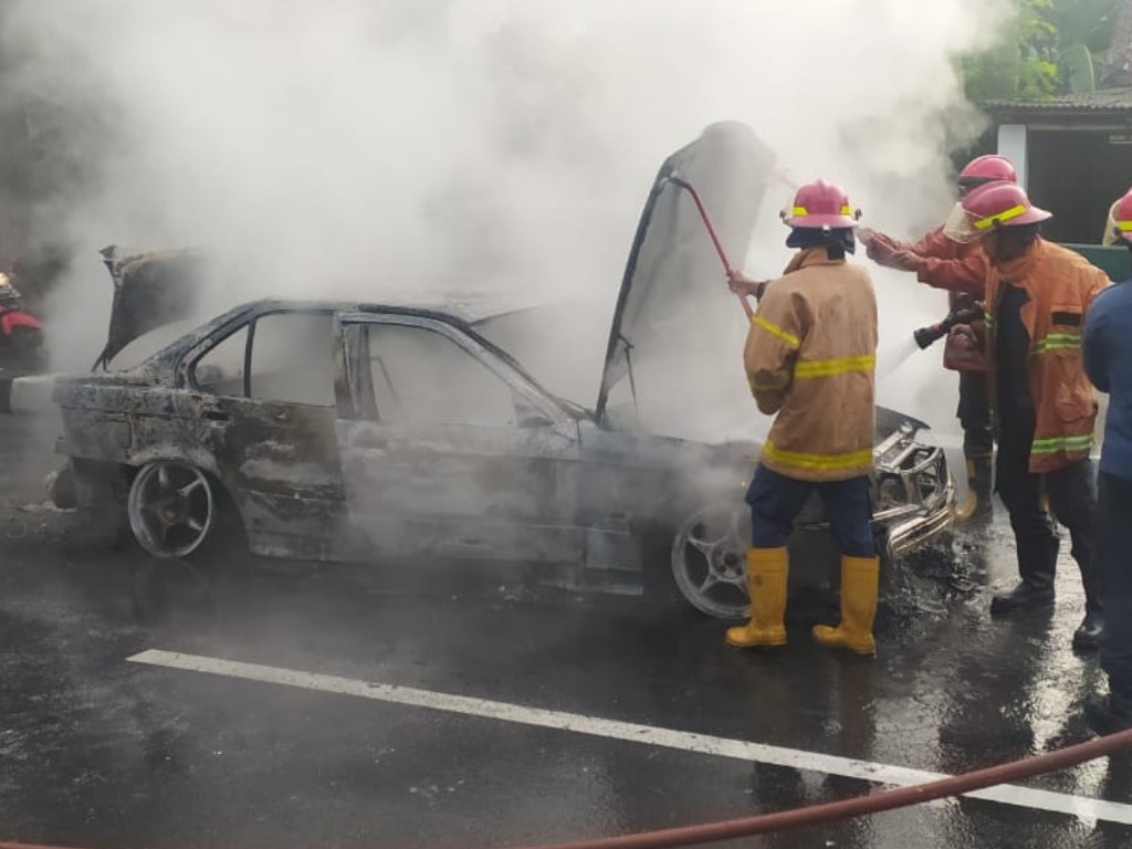 Mobil Terbakar