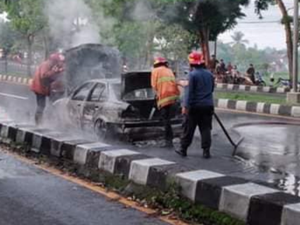 Mobil terbakar