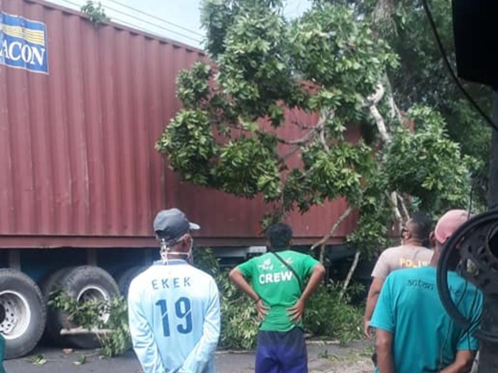 Kontainer vs Mahoni di Sleman