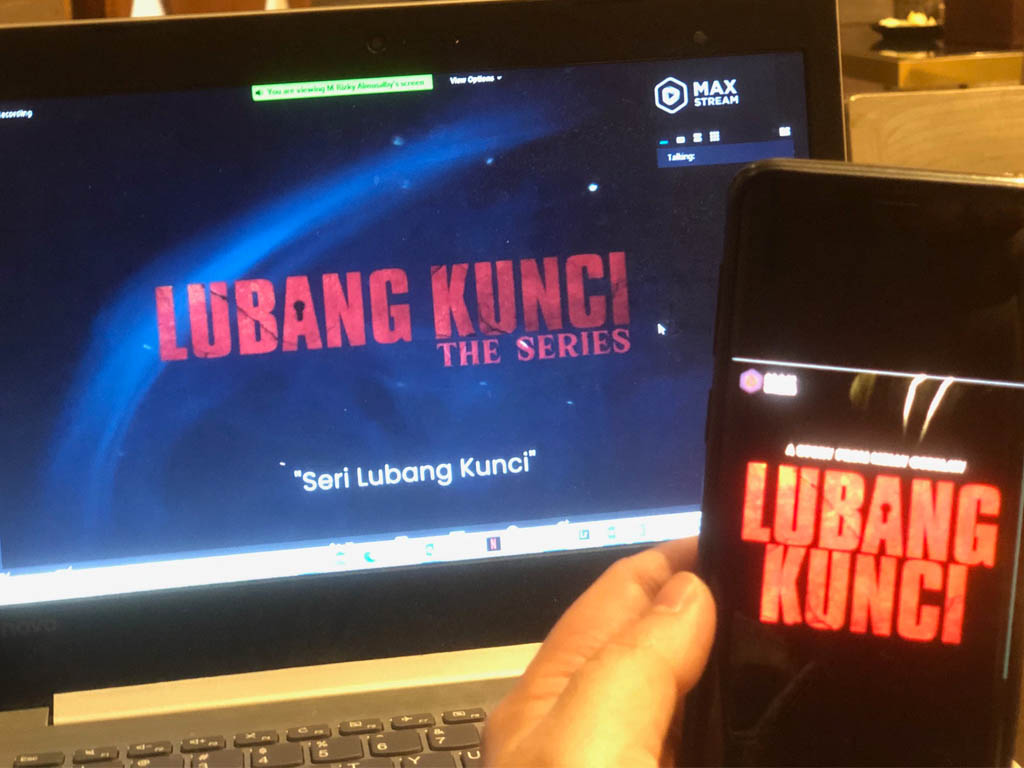 Di Balik Lubang Kunci