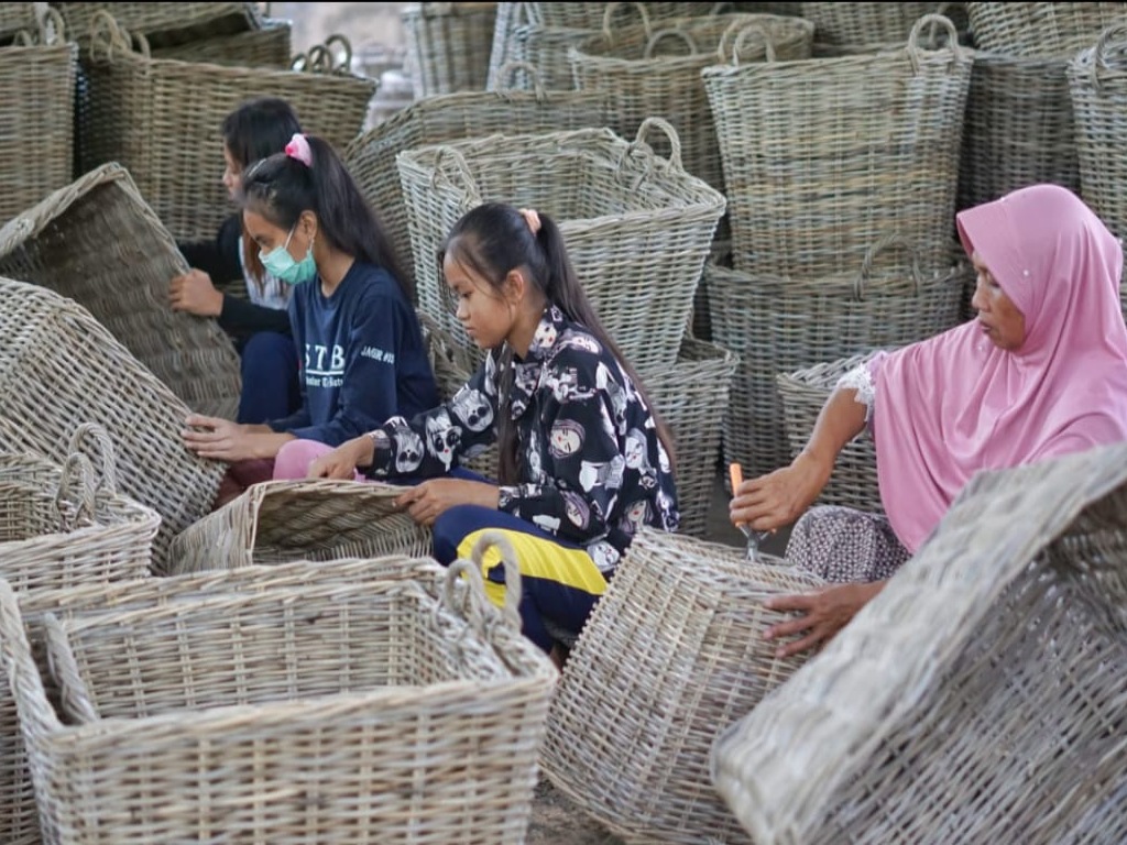 Di Tengah Pandemi Produk Rotan Majalengka Tembus Pasar 