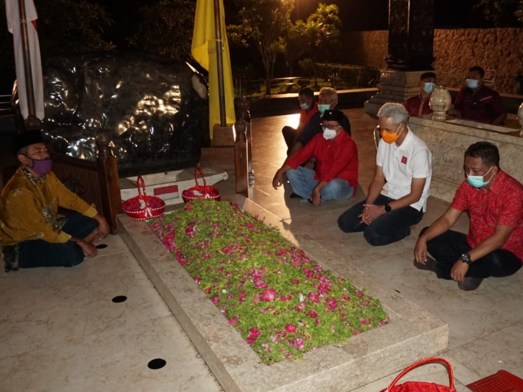 Ganjar ziarah makam bung karno