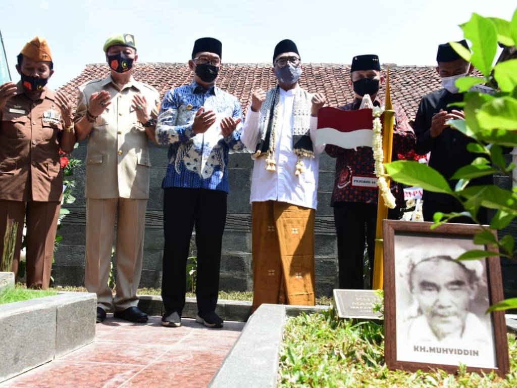 Makam KH> Muhyiddin