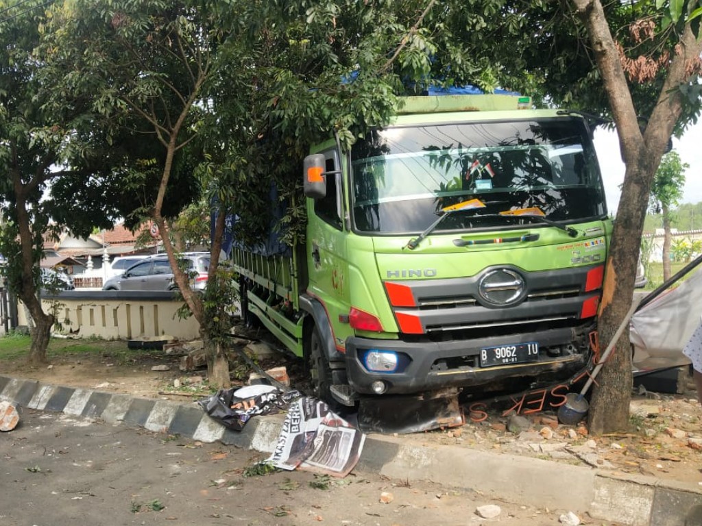 truk tabrak pagar polsek