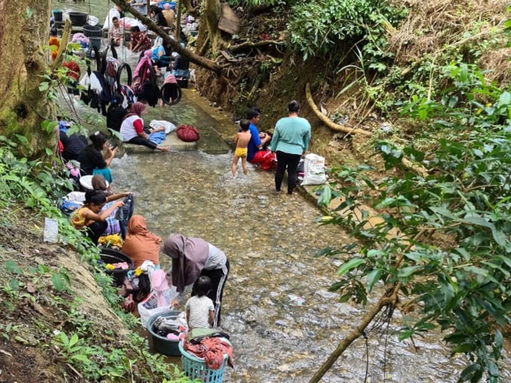 Warga Mencuci di Sungai