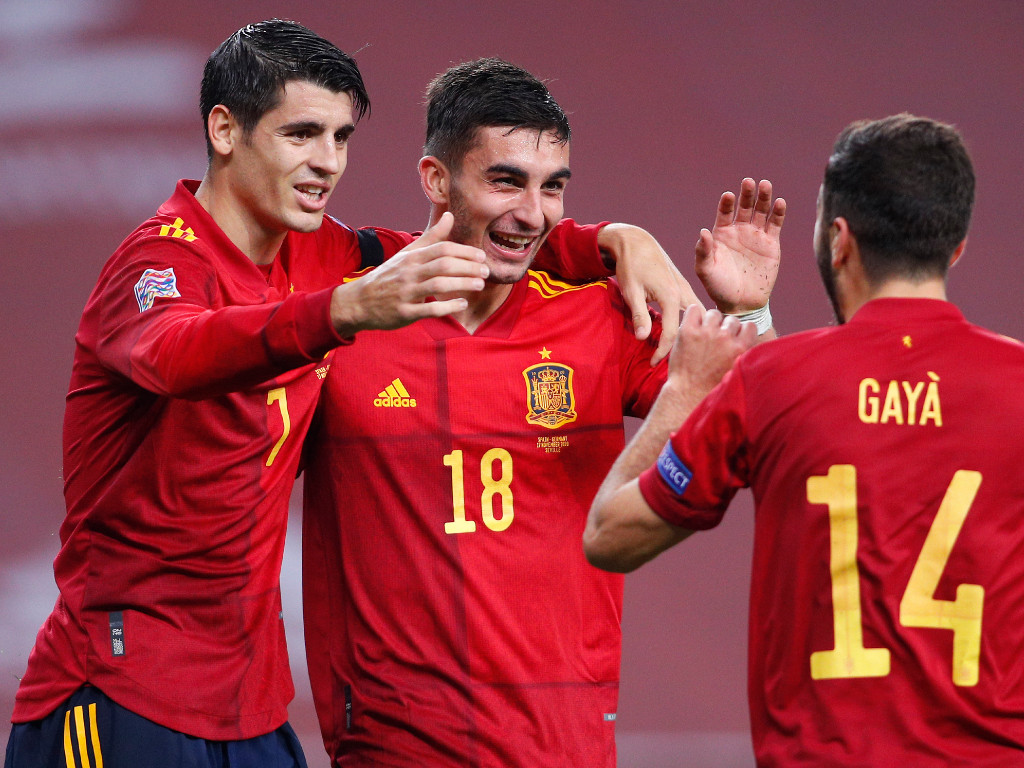 Spanyol rayakan gol