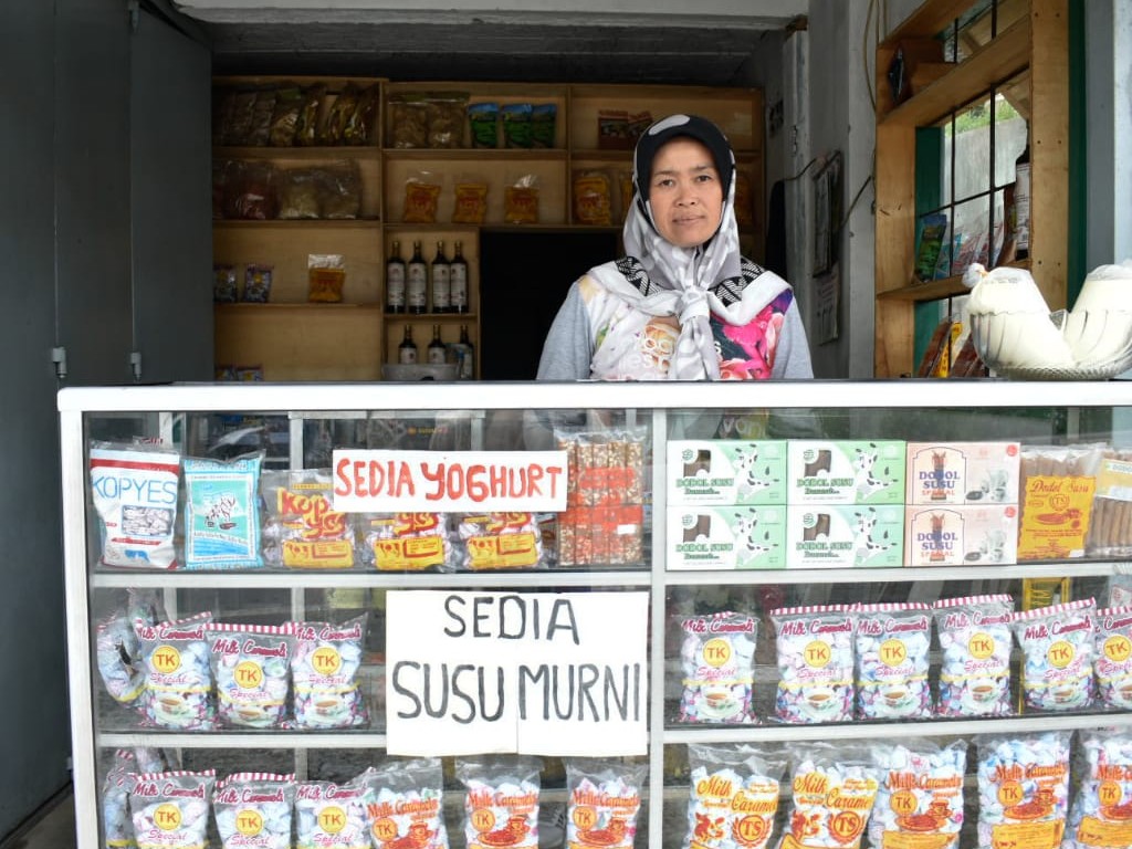 Neti Wihartini, pemilik toko oleh-oleh Berkah