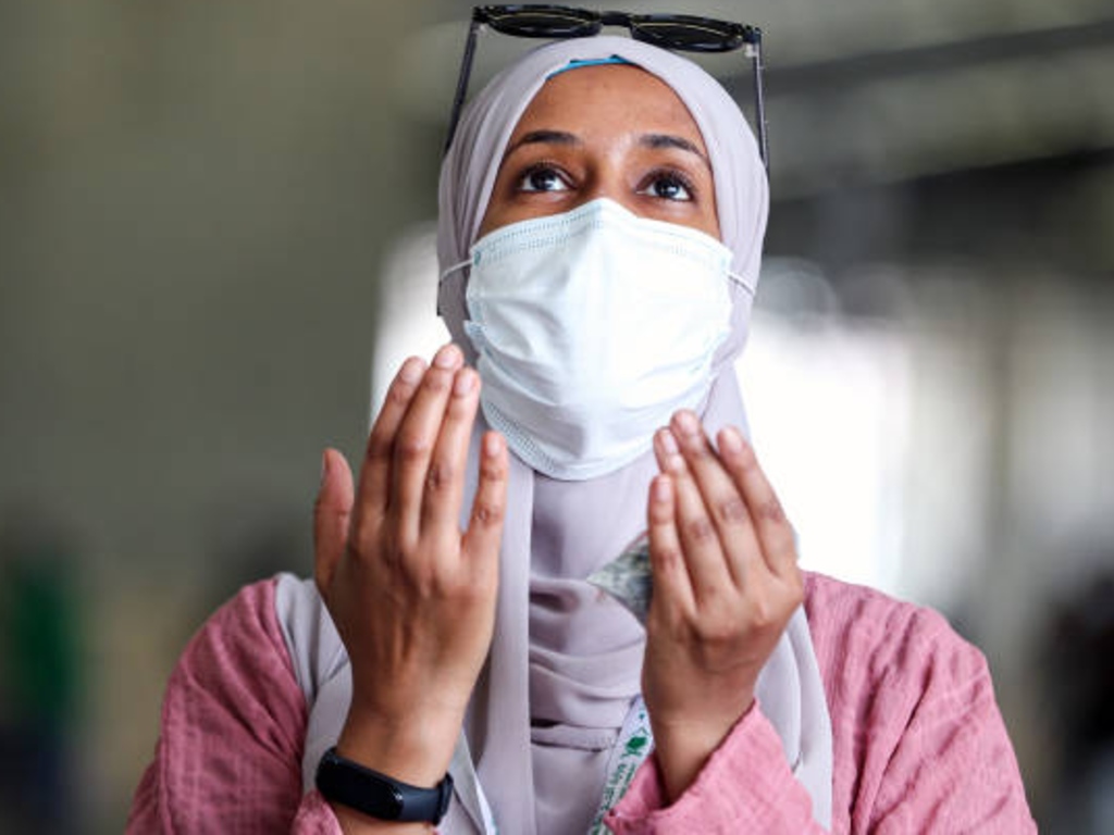 Wanita Pakai Masker saat Haji