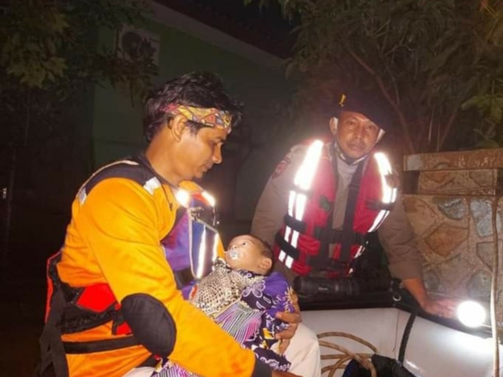 Petugas Selamatkan Bayi dari Banjir Medan