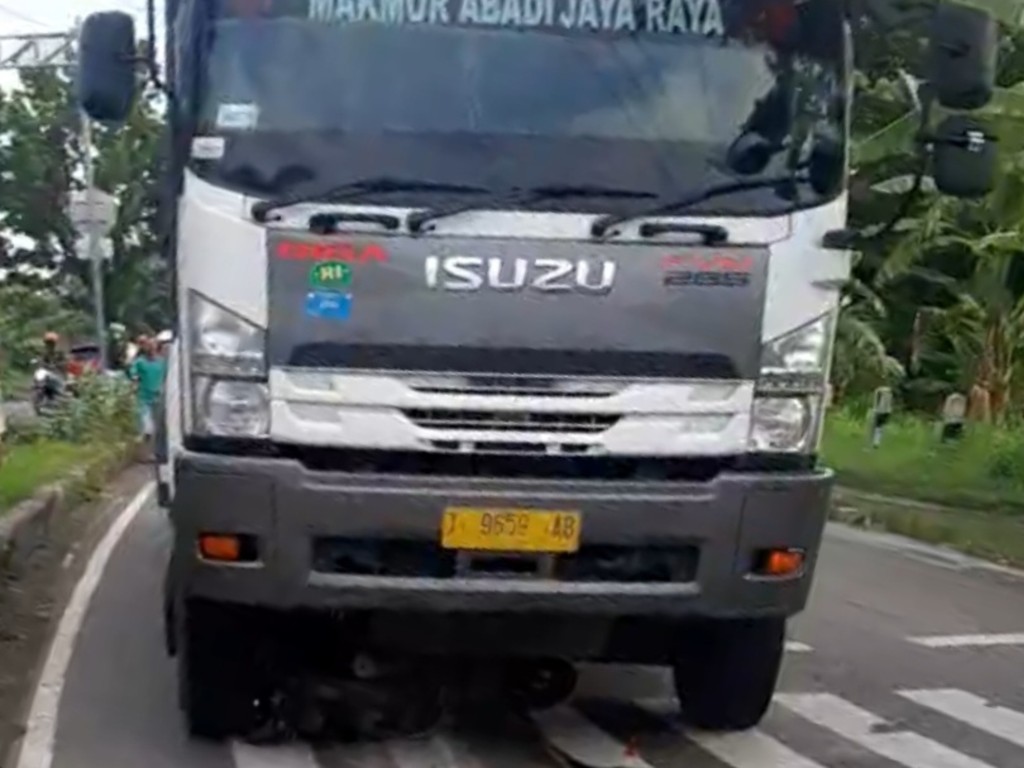 Truk Tabrak di Pati