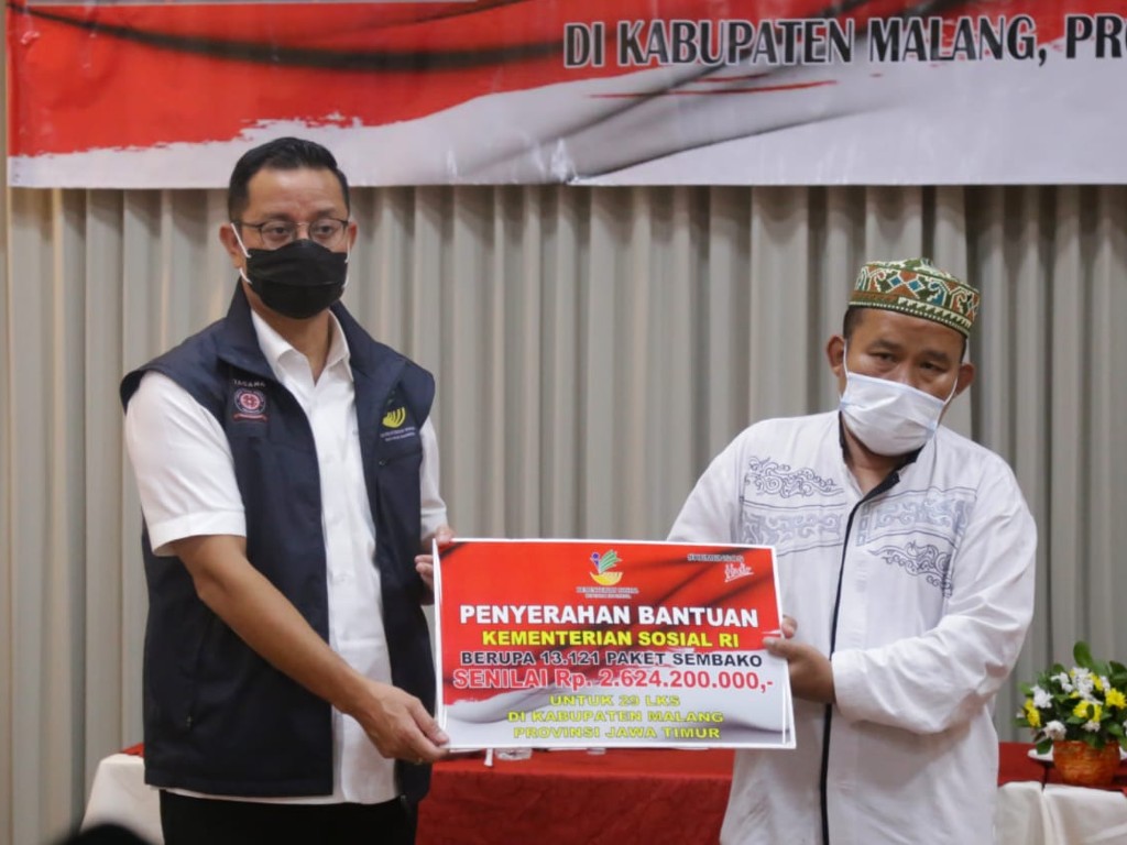 Mensos Juliari Tebar Bantuan