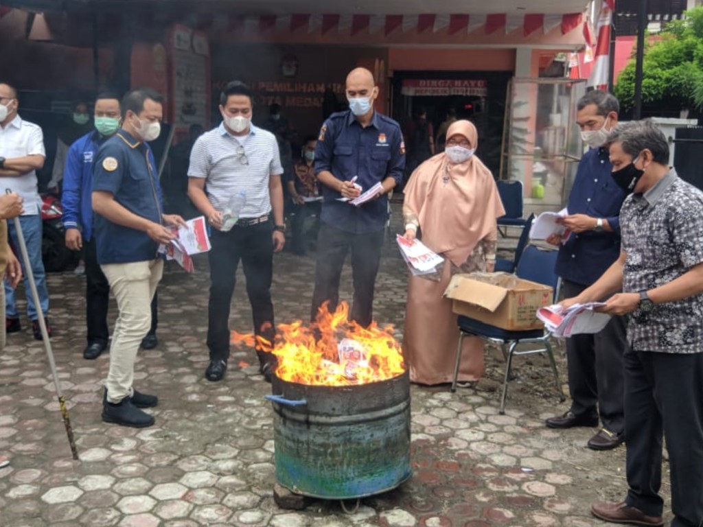 KPU Medan Bakar Surat Suara