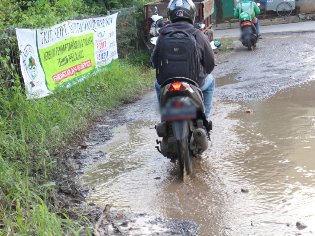 Jalan Rusak Berlubang