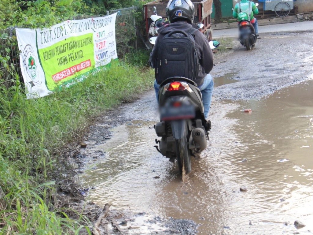 Jalan Rusak Berlubang