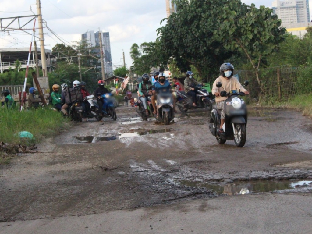 Jalan Pertamina Depok Rusak