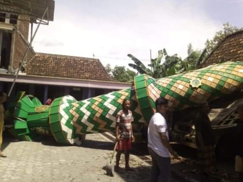 menari masjid roboh