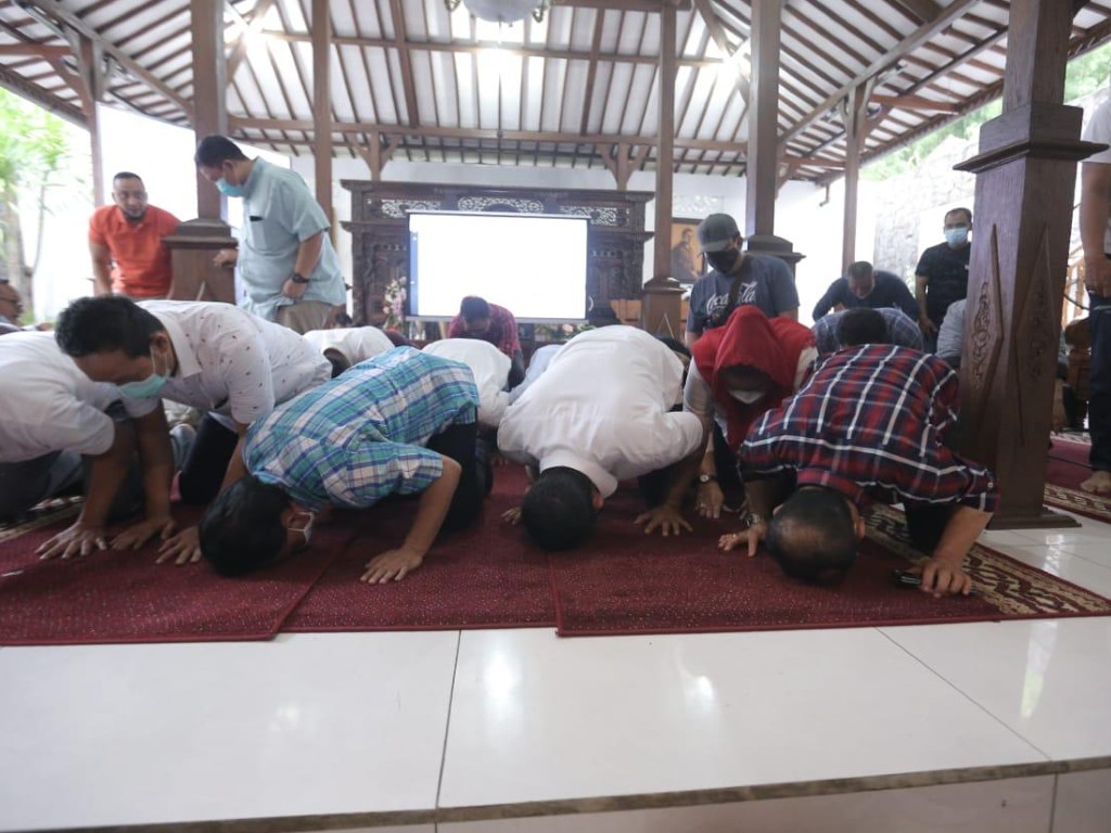 Hendi Ita Sujud Syukur