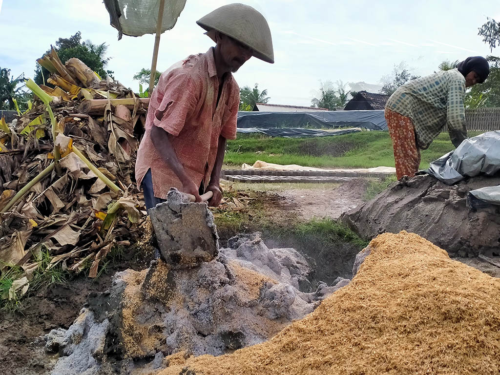 Cerita Perajin Batu Bata di Cilacap (2)